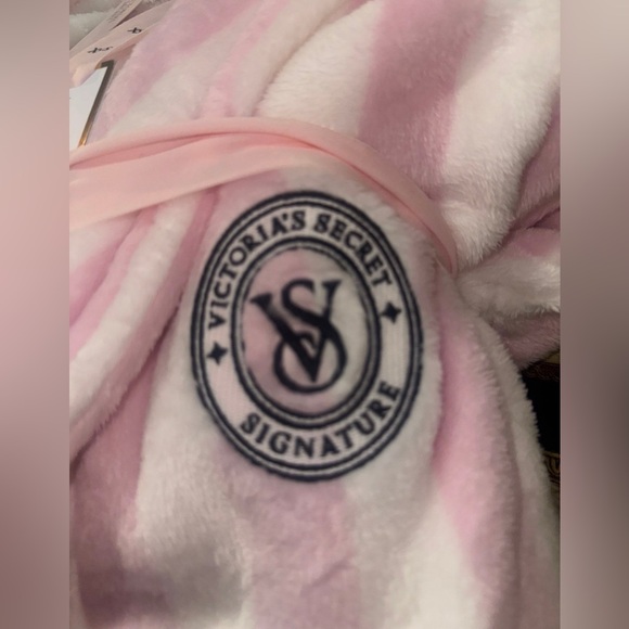 Victoria’s Secret short cozy robe in pretty blossom stripes size XS/S - Picture 3 of 6